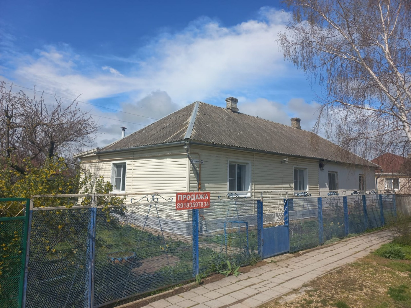 Продается дом 70,2 кв.м., расположенный на земельном участке 5 сот. В доме 3 комнаты, кухня, с/у, прихожая.
Коммуникации: ИГО, вода - центральная, электричество, канализация - септик. 
Развитая инфраструктура: школа, детский садик, футбольный стадион, поликлиника, аптеки, продуктовые, строительные м