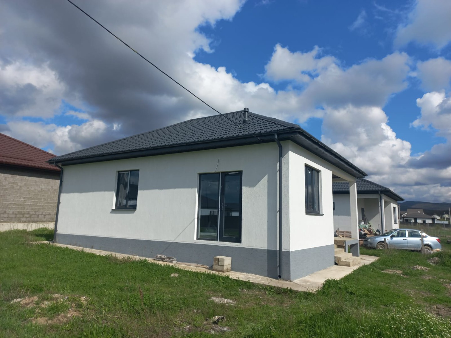 Продается дом 85,6 кв.м., расположенный на земельной участке 5 сот., ИЖС., двух фасадный 25/20м. В доме 2 комнаты, кухня-гостиная, техническая комната, с/у совместный с ванной.
Коммуникации: Электричество 15 кВт., вода - скважина, канализация - септик.
Отделка почти чистовая, строительная бригада сф