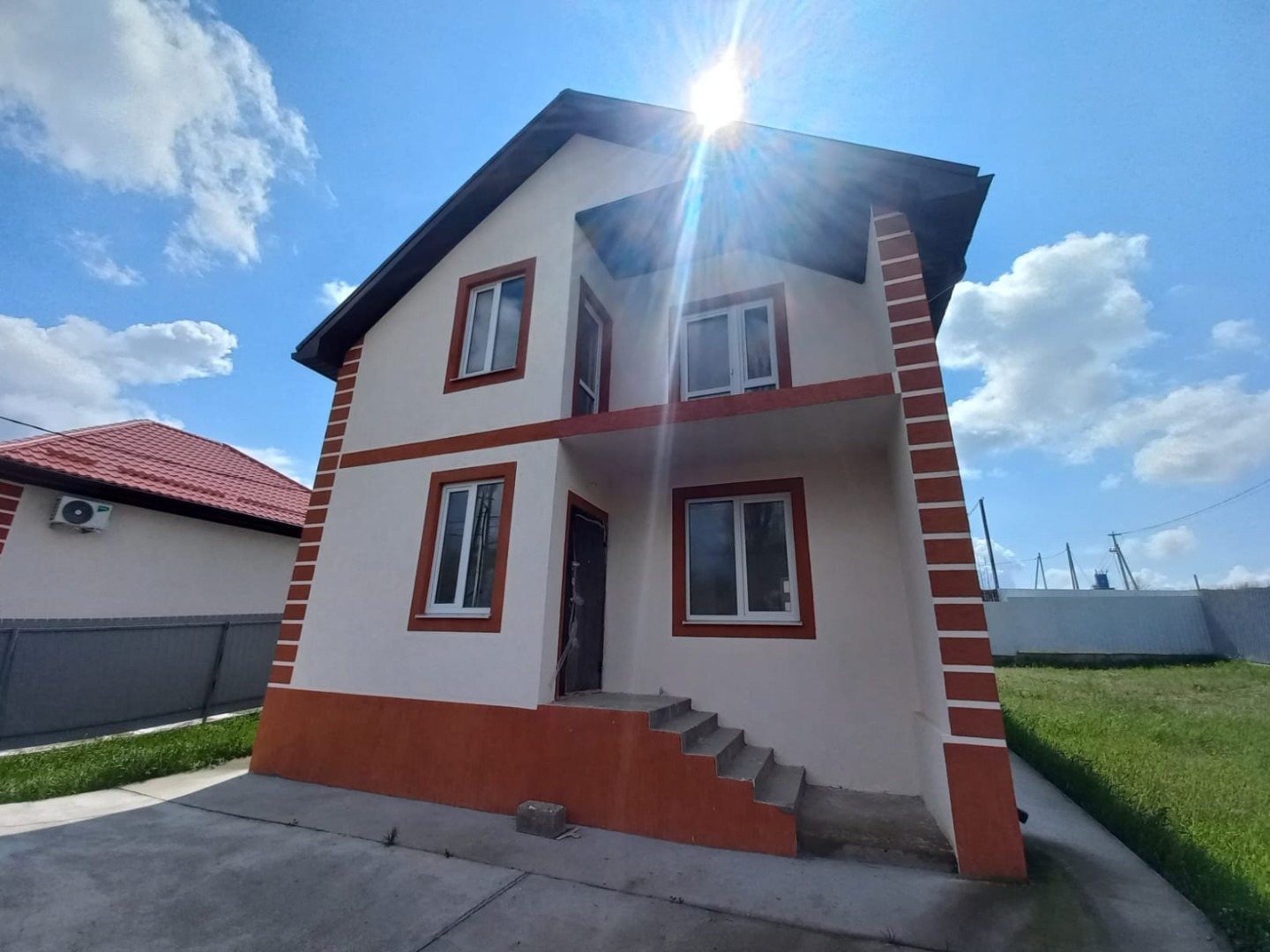 Продается 2 эт. дом 111,4 кв.м., расположенный на ЗУ 4 сот. (ИЖС). На первом этаже комната, кухня-гостиная с выходом во двор, с/у; на втором этаже 3 комнаты, балкон, с/у.
Коммуникации: Электричество 15 кВт., вода - скважина, канализация - септик. Отопление кухня - гостиная, коридор, с/у - система те