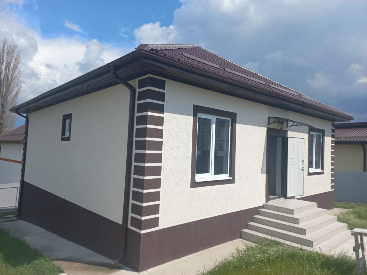Продается дом 120,3 кв.м., расположенный на земельной участке 4 сот., (ИЖС). В доме 3 комнаты, кухня-гостиная с выходом на балкон, с/у, в цоколе сделан подвал 28,8 кв.м.
Коммуникации: Электричество 15 кВт., вода - скважина, канализация - септик, Газ по меже.
Отделка чистовая, мебель ставь заходи и ж